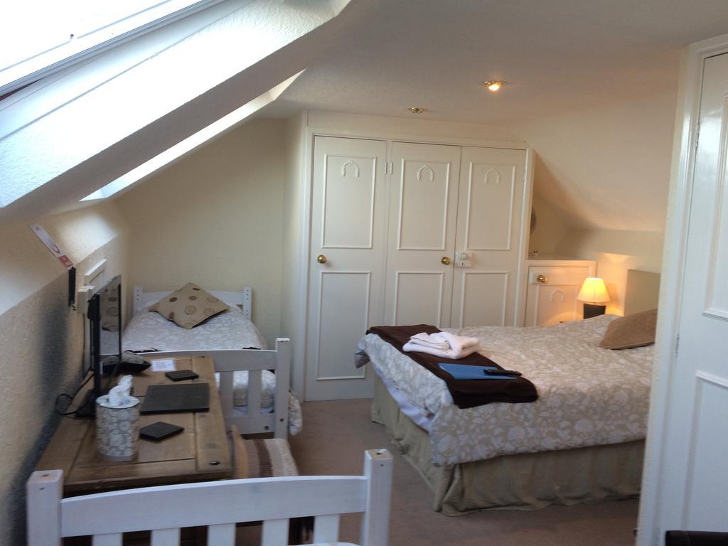The Lodge Swindon Buitenkant foto