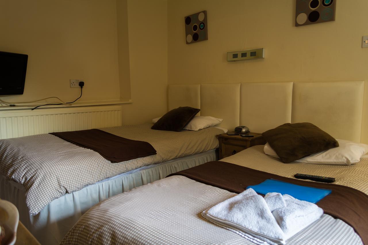 The Lodge Swindon Buitenkant foto