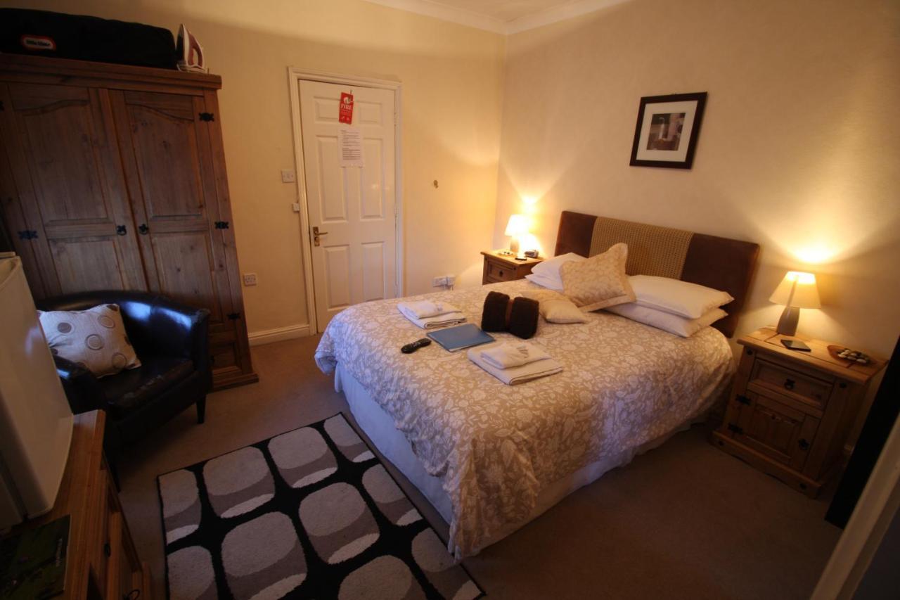 The Lodge Swindon Buitenkant foto
