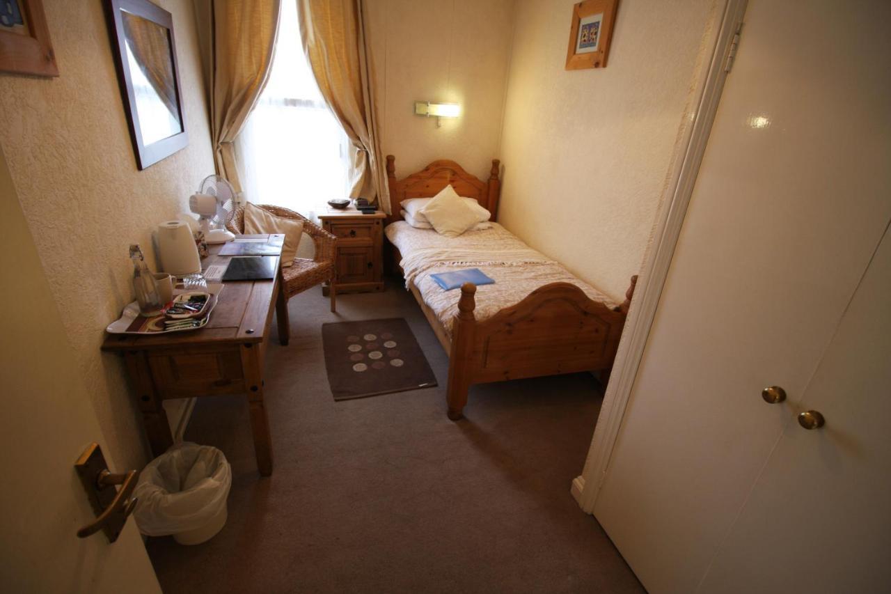 The Lodge Swindon Buitenkant foto